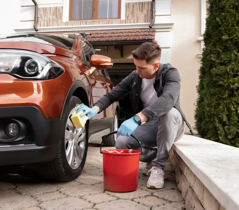 Lavage auto à domicile La Chapelle-des-Marais : professionnel intervenant sur un véhicule